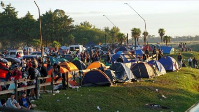 Los seguidores del Indio Solari acampando en Olavarría en 2017. Fuente: El Mostrador