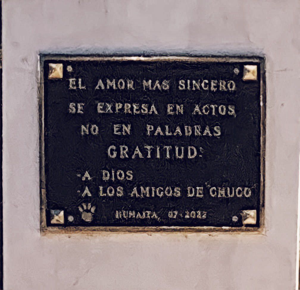 La placa que acompaña la estatua la 