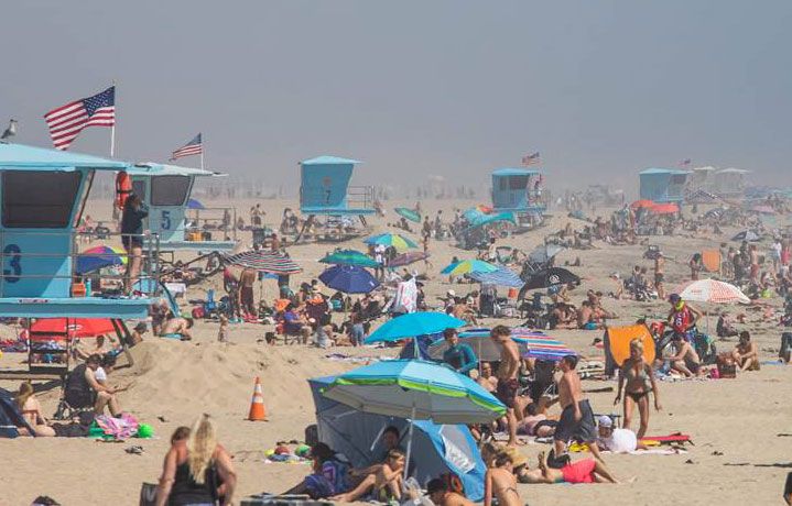 Gran aglomeración de bañistas abarrotaron las playas en California.