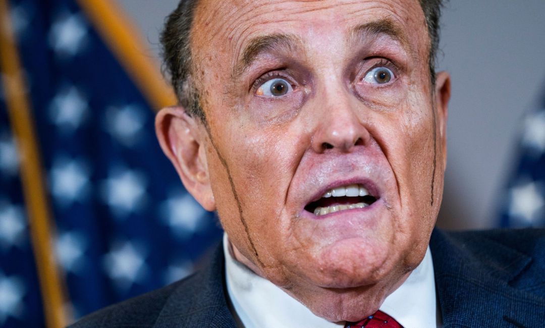 La tintura le jugó una mala pasada a Rudy Giuliani, abogado de Donald Trump.