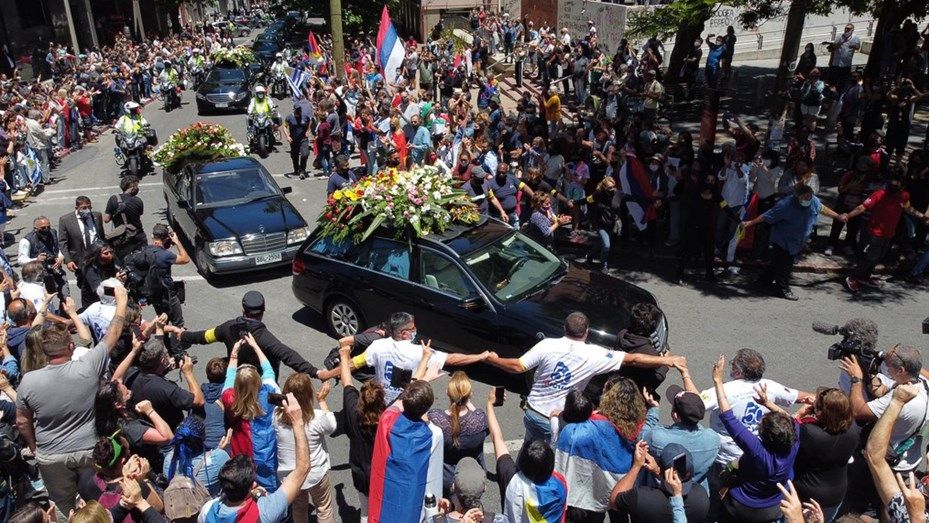  Miles de uruguayos se volcaron a las calles para participar del cortejo fúnebre del ex presidente.
