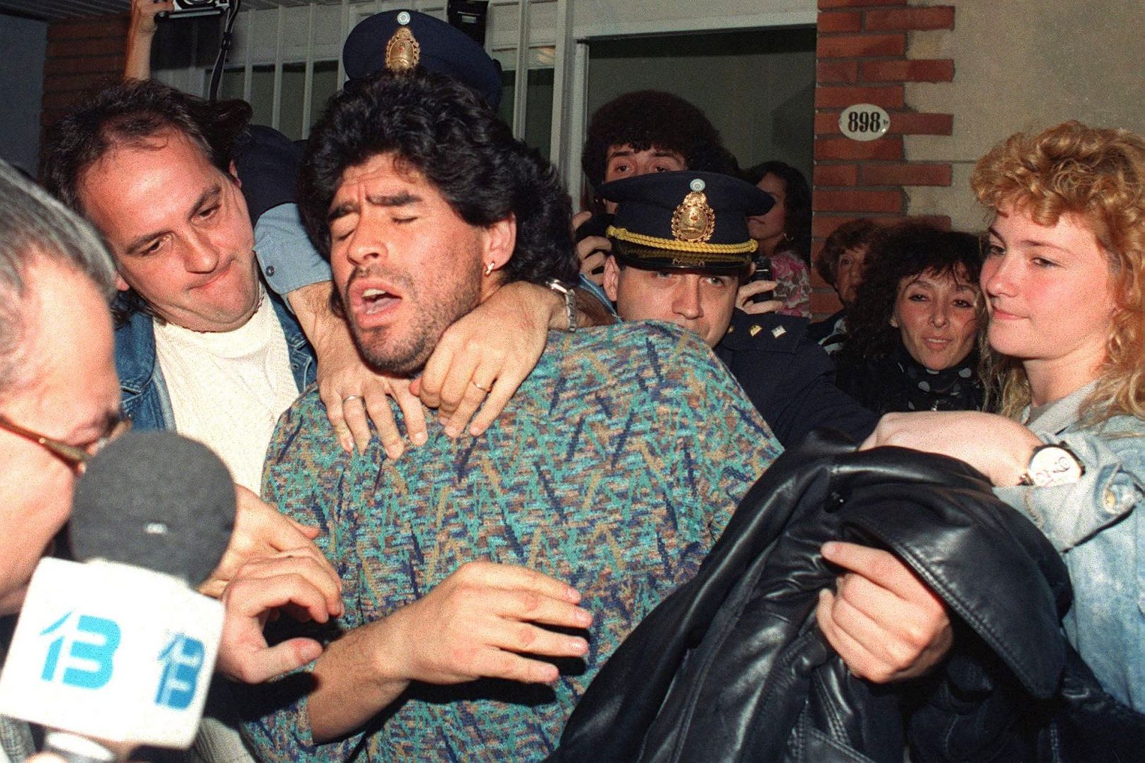 La dramática imagen de Diego Maradona del 26 de abril de 1991, en el momento que fue detenido por posesión de drogas.