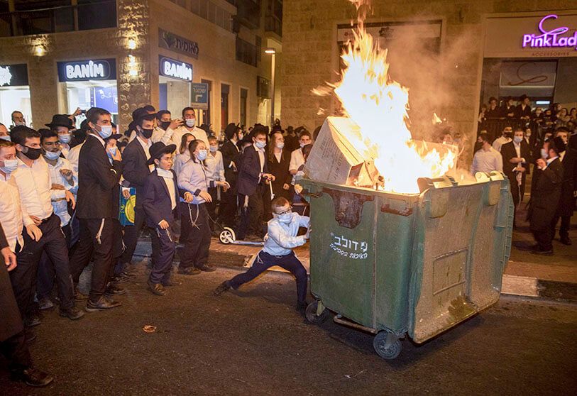 Judíos ultraortodoxos queman todo a su paso durante una protesta contra el encierro.