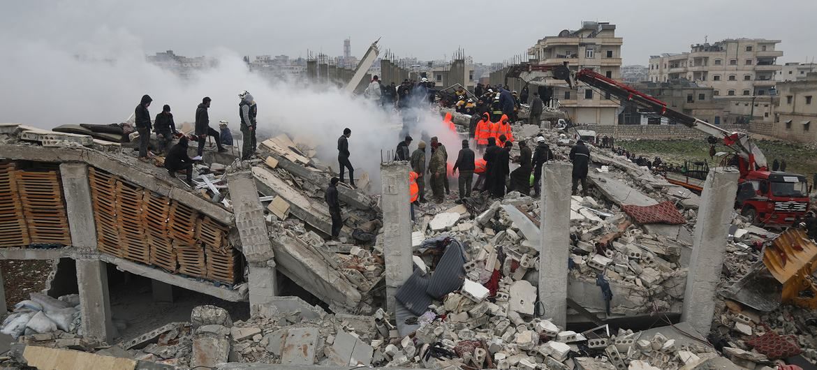Los equipos de rescate buscan supervivientes en un edificio de Samada (Siria) destruido por el terremoto.