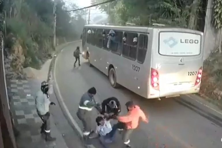  Pasajeros bajaron del autobús para enfrentar al agresor. 