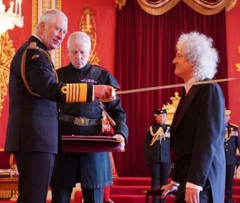 Brian May en su ceremonia de nombramiento, junto al rey Carlos III. Foto: Jonathan Brady/PA via AP
