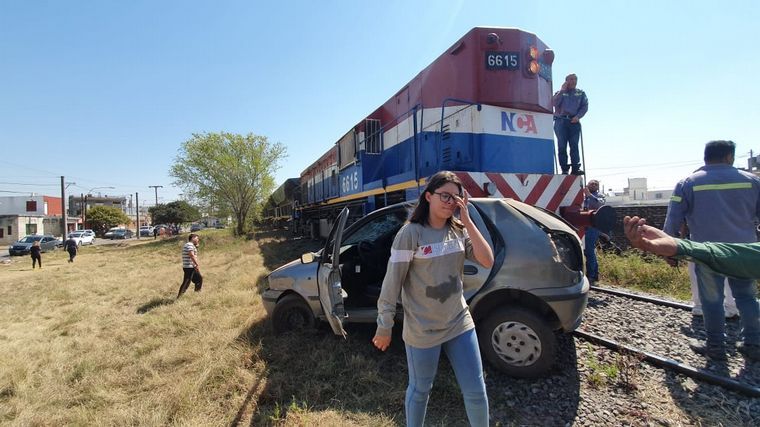 El conductor no pudo salir de la situación y terminó siendo embestido por el ferrocarril.