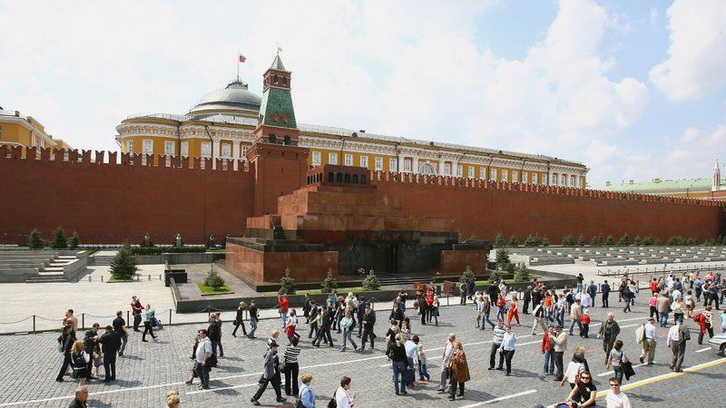 Según medios rusos, el hombre de 37 años, fue detenido el lunes por la noche tras haber lanzado un cóctel molotov hacia el mausoleo que alberga el cuerpo embalsamado de Lenin.